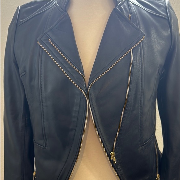 Black Leather Moto Jacket with Notched Lapel and Fitted Silhouette - Picture 2 of 9